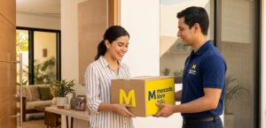 Una mujer feliz recibiendo un paquete de Mercado Libre con envío FULL en México